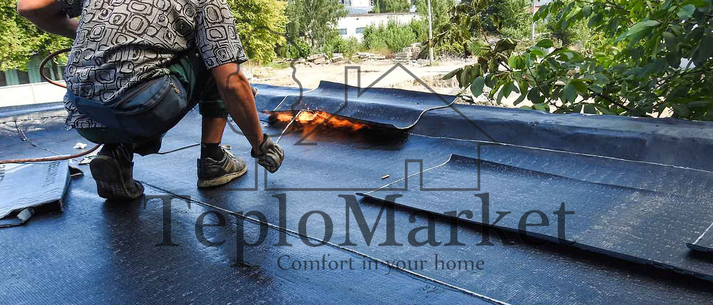Мастер ТеплоМаркет выполняет укладку рубероида на гаражи